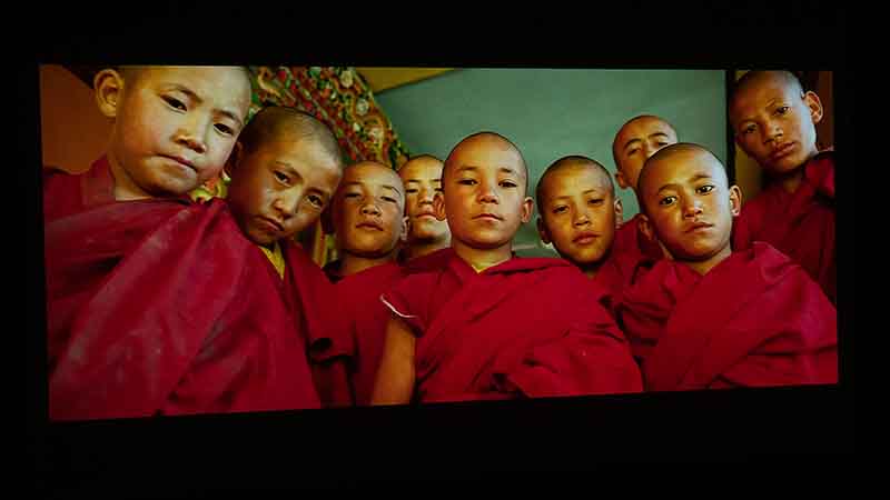 XGIMI-MoGo-2-Pro-Color-3-Samsara-70mm-Film-Red-Robes